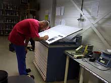 Bart Klaassen controleert de eerste afdruk van het kwartaalblad van de Vereniging Oud Hoorn.