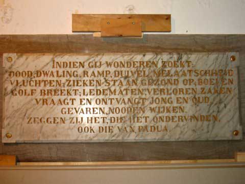 De steen met de tekst van H. Anthonius.
