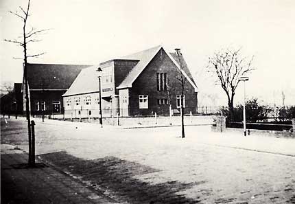 Mariaschool Eikstraat, voor de uitbreiding. Rechts de tuin van Lakeman